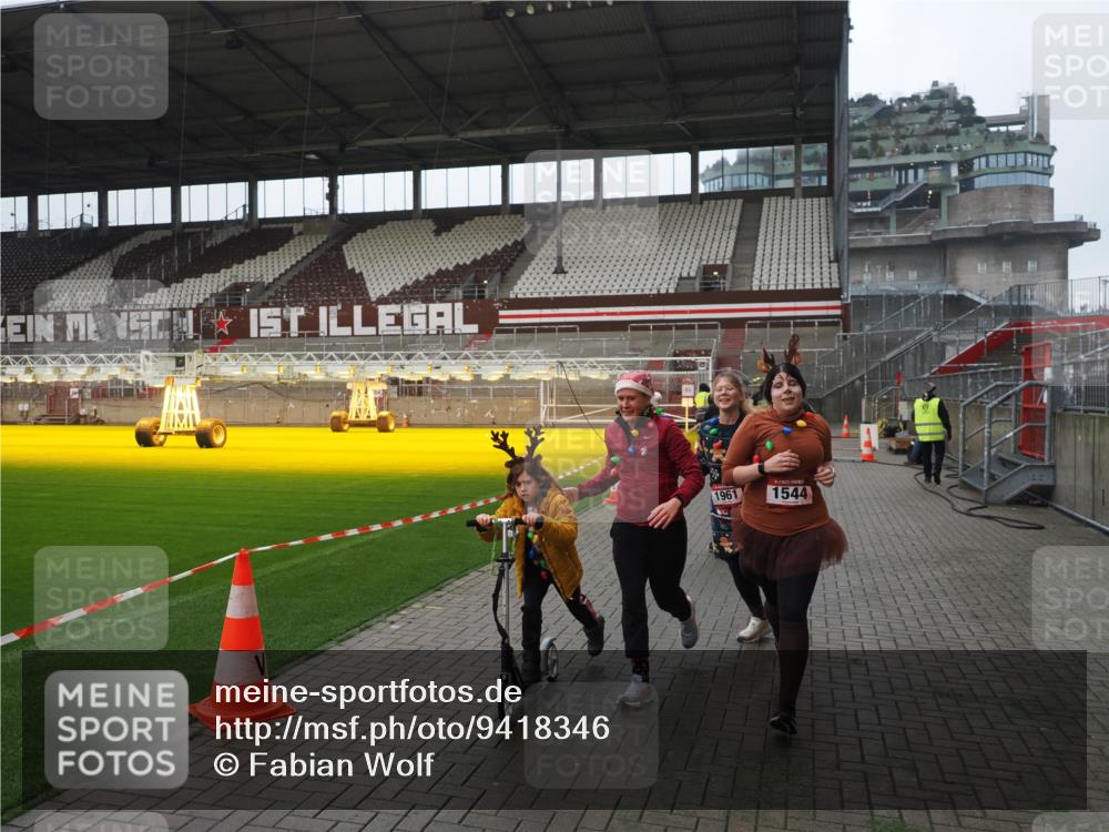 07.12.2025 - St. Pauli X-Mass-Run No. 15 Fabian Wolf http://msf.ph/oto/9418346 07.12.2025 11:25:12 Ziel 470, 473, 1527, 1544, 1855, 1858, 1961, 2151, 2193, 2244, 2981, 2990, 3126, 5003 meine-sportfotos.de