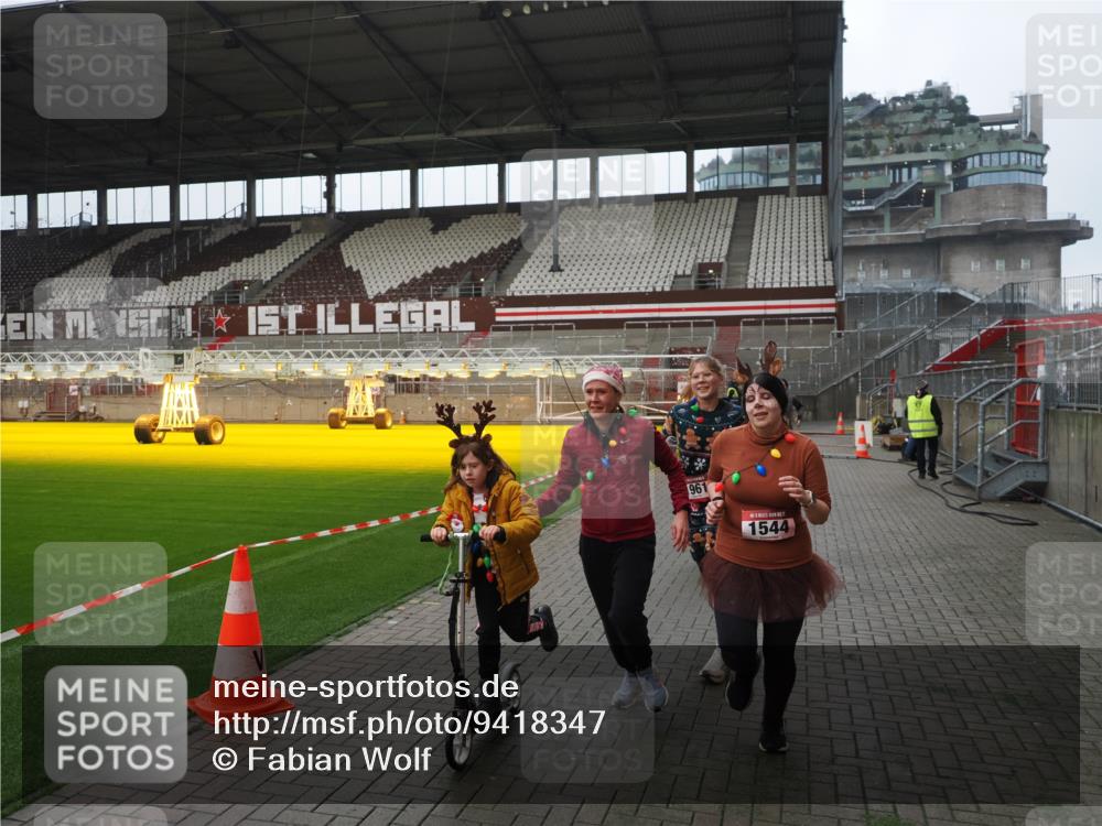 07.12.2025 - St. Pauli X-Mass-Run No. 15 Fabian Wolf http://msf.ph/oto/9418347 07.12.2025 11:25:12 Ziel 470, 473, 1527, 1544, 1855, 1858, 1961, 2151, 2193, 2244, 2981, 2990, 3126, 5003 meine-sportfotos.de