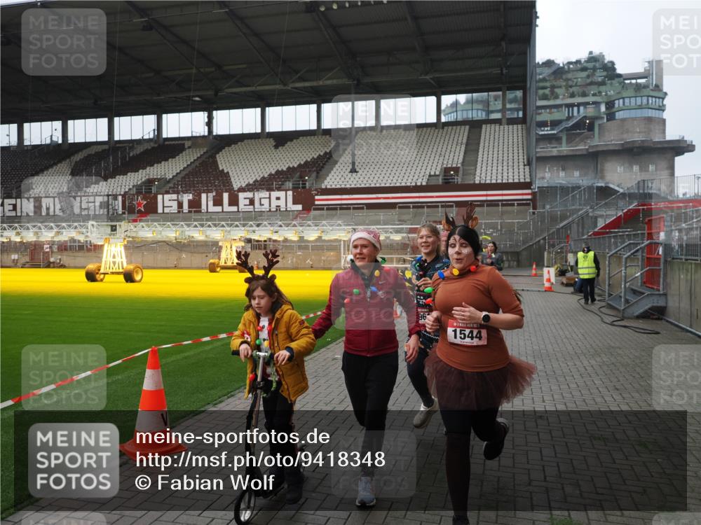 07.12.2025 - St. Pauli X-Mass-Run No. 15 Fabian Wolf http://msf.ph/oto/9418348 07.12.2025 11:25:12 Ziel 470, 473, 1527, 1544, 1855, 1858, 1961, 2151, 2193, 2244, 2981, 2990, 3126, 5003 meine-sportfotos.de