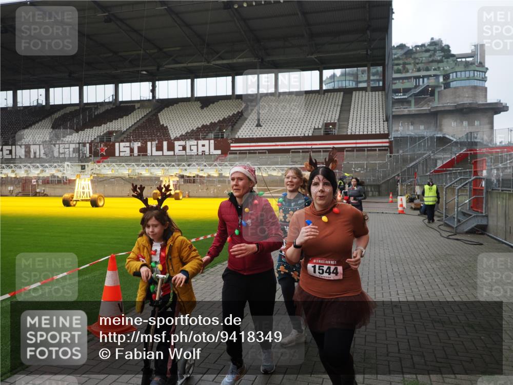 07.12.2025 - St. Pauli X-Mass-Run No. 15 Fabian Wolf http://msf.ph/oto/9418349 07.12.2025 11:25:13 Ziel 470, 473, 1527, 1544, 1855, 1858, 1961, 2151, 2193, 2244, 2981, 2990, 3126, 5003 meine-sportfotos.de