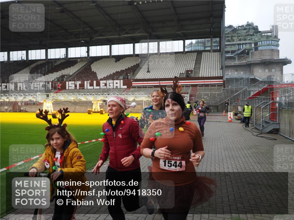 07.12.2025 - St. Pauli X-Mass-Run No. 15 Fabian Wolf http://msf.ph/oto/9418350 07.12.2025 11:25:13 Ziel 470, 473, 1527, 1544, 1855, 1858, 1961, 2151, 2193, 2244, 2981, 2990, 3126, 5003 meine-sportfotos.de