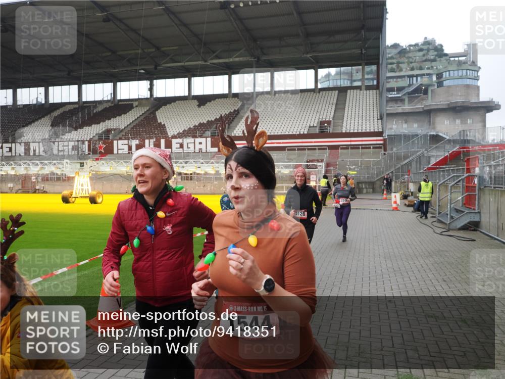 07.12.2025 - St. Pauli X-Mass-Run No. 15 Fabian Wolf http://msf.ph/oto/9418351 07.12.2025 11:25:13 Ziel 470, 473, 1527, 1544, 1855, 1858, 1961, 2151, 2193, 2244, 2981, 2990, 3126, 5003 meine-sportfotos.de