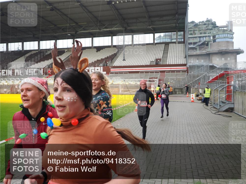 07.12.2025 - St. Pauli X-Mass-Run No. 15 Fabian Wolf http://msf.ph/oto/9418352 07.12.2025 11:25:13 Ziel 470, 473, 1527, 1544, 1855, 1858, 1961, 2151, 2193, 2244, 2981, 2990, 3126, 5003 meine-sportfotos.de