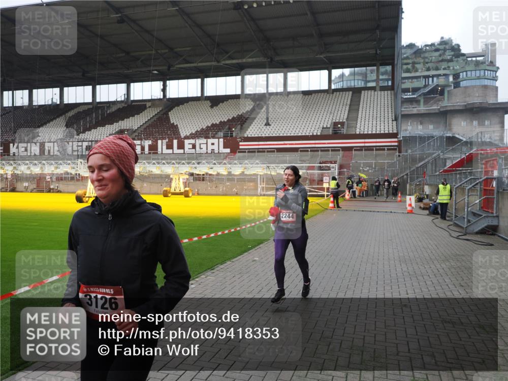 07.12.2025 - St. Pauli X-Mass-Run No. 15 Fabian Wolf http://msf.ph/oto/9418353 07.12.2025 11:25:15 Ziel 470, 473, 1527, 1544, 1855, 1858, 1961, 2151, 2193, 2244, 2981, 2990, 3126, 5003 meine-sportfotos.de