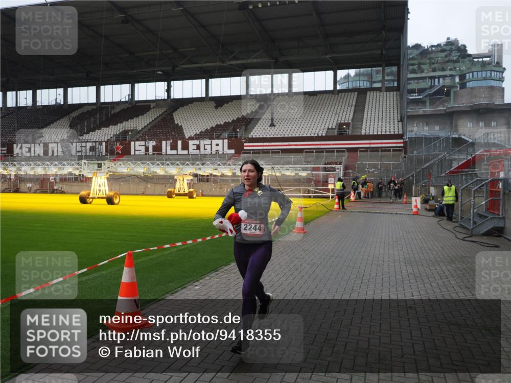 07.12.2025 - St. Pauli X-Mass-Run No. 15 Fabian Wolf http://msf.ph/oto/9418355 07.12.2025 11:25:15 Ziel 470, 473, 1527, 1544, 1855, 1858, 1961, 2151, 2193, 2244, 2981, 2990, 3126, 5003 meine-sportfotos.de