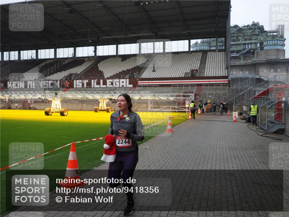 07.12.2025 - St. Pauli X-Mass-Run No. 15 Fabian Wolf http://msf.ph/oto/9418356 07.12.2025 11:25:15 Ziel 470, 473, 1527, 1544, 1855, 1858, 1961, 2151, 2193, 2244, 2981, 2990, 3126, 5003 meine-sportfotos.de