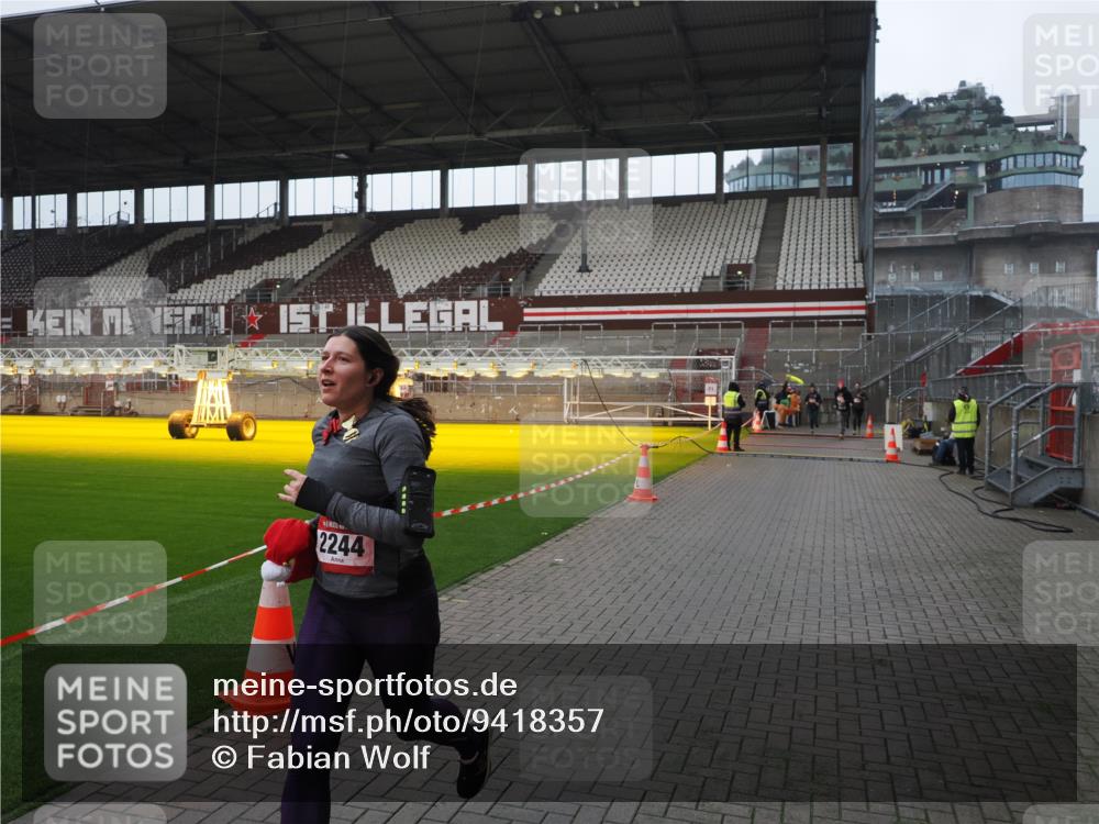 07.12.2025 - St. Pauli X-Mass-Run No. 15 Fabian Wolf http://msf.ph/oto/9418357 07.12.2025 11:25:15 Ziel 470, 473, 1527, 1544, 1855, 1858, 1961, 2151, 2193, 2244, 2981, 2990, 3126, 5003 meine-sportfotos.de