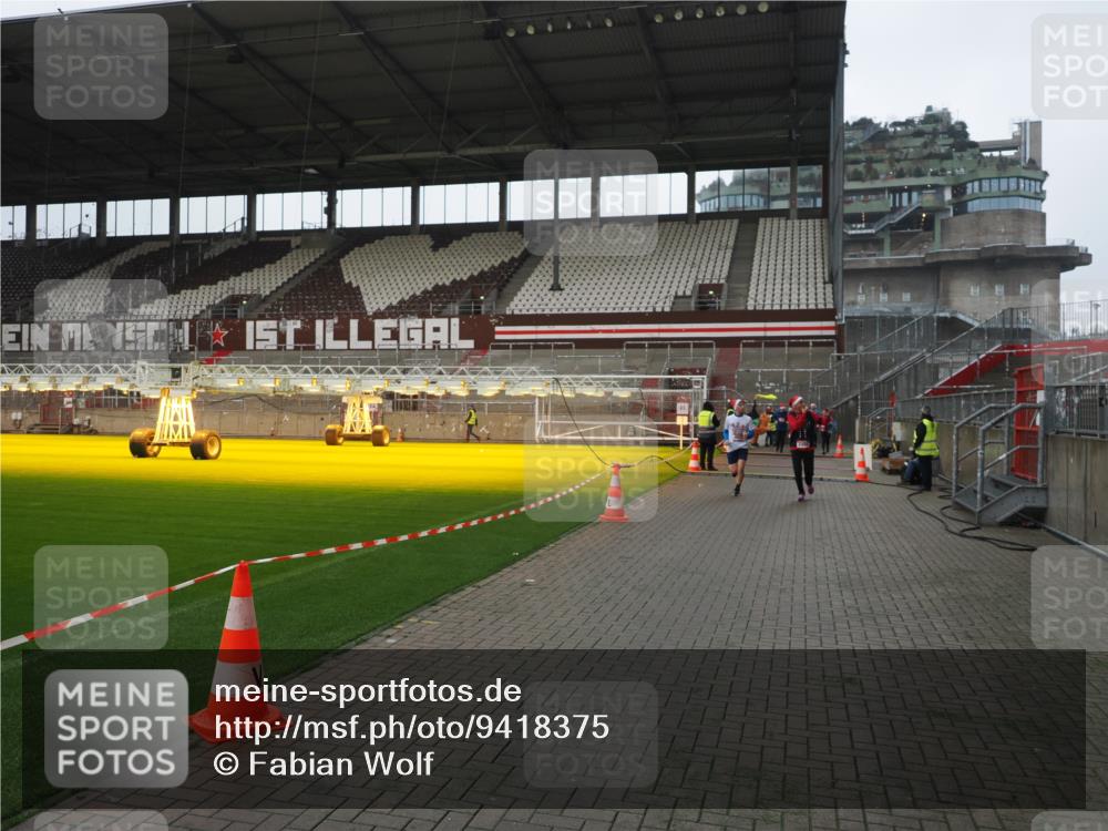 07.12.2025 - St. Pauli X-Mass-Run No. 15 Fabian Wolf http://msf.ph/oto/9418375 07.12.2025 11:25:32 Ziel 2498, 3290, 3296, 3301, 4101, 4825 meine-sportfotos.de