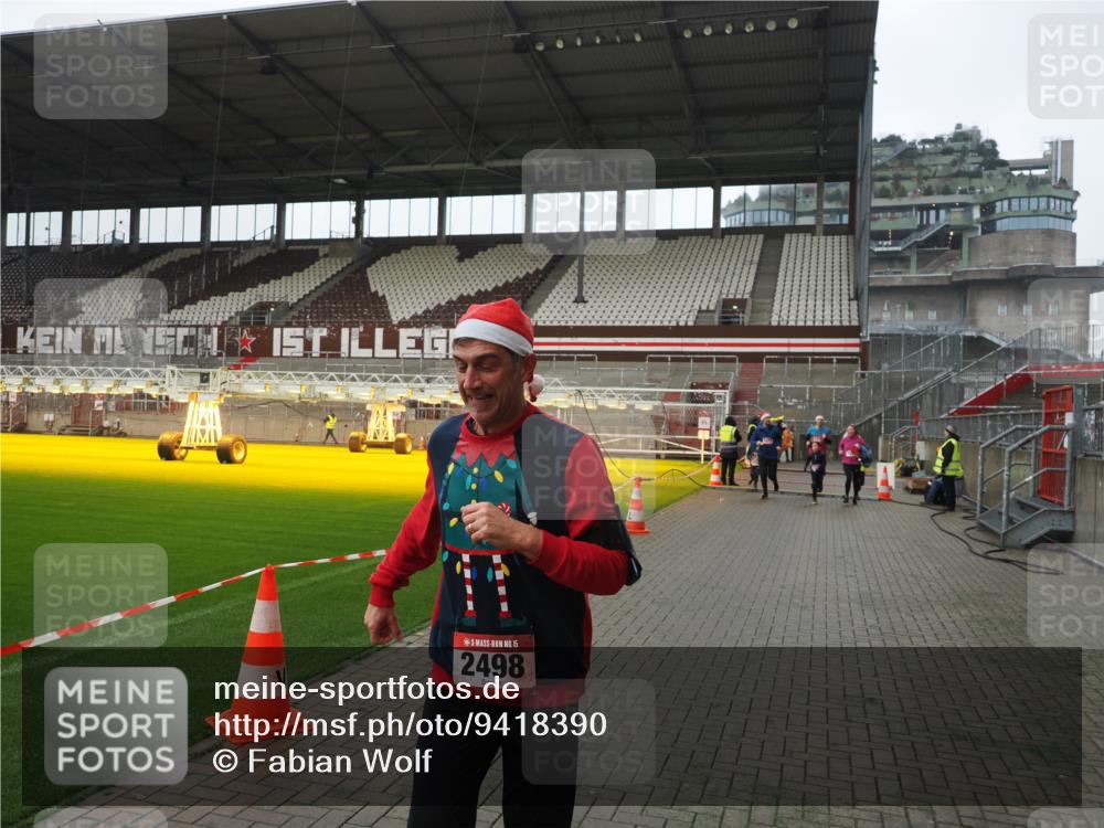 07.12.2025 - St. Pauli X-Mass-Run No. 15 Fabian Wolf http://msf.ph/oto/9418390 07.12.2025 11:25:37 Ziel 1334, 1339, 1379, 1388, 1672, 2498, 3290, 3296, 3301, 4101, 4654, 4825 meine-sportfotos.de