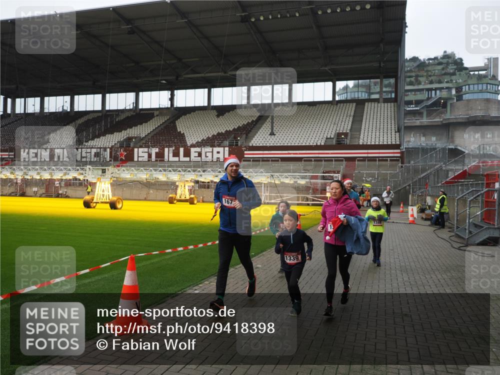 07.12.2025 - St. Pauli X-Mass-Run No. 15 Fabian Wolf http://msf.ph/oto/9418398 07.12.2025 11:25:42 Ziel 1334, 1339, 1379, 1388, 1593, 1672, 2498, 4654, 4825 meine-sportfotos.de