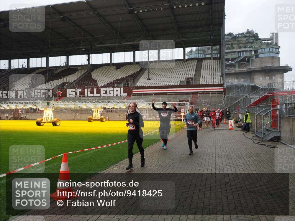07.12.2025 - St. Pauli X-Mass-Run No. 15 Fabian Wolf http://msf.ph/oto/9418425 07.12.2025 11:25:54 Ziel 1079, 1334, 1339, 1379, 1388, 1593, 1672, 1673, 2055, 3050, 3051, 3068, 3070, 4654 meine-sportfotos.de