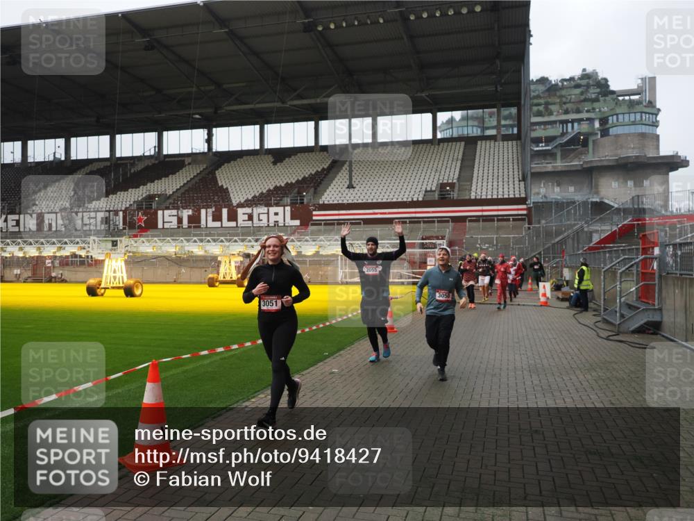 07.12.2025 - St. Pauli X-Mass-Run No. 15 Fabian Wolf http://msf.ph/oto/9418427 07.12.2025 11:25:55 Ziel 678, 1079, 1334, 1339, 1344, 1356, 1379, 1388, 1593, 1672, 1673, 2055, 3050, 3051, 3068, 3070, 4654 meine-sportfotos.de