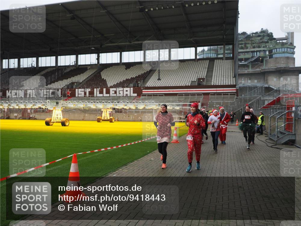 07.12.2025 - St. Pauli X-Mass-Run No. 15 Fabian Wolf http://msf.ph/oto/9418443 07.12.2025 11:25:59 Ziel 674, 678, 1079, 1344, 1356, 1593, 1673, 2055, 2088, 2145, 2161, 2166, 2198, 2255, 2265, 3050, 3051, 3068, 3070 meine-sportfotos.de