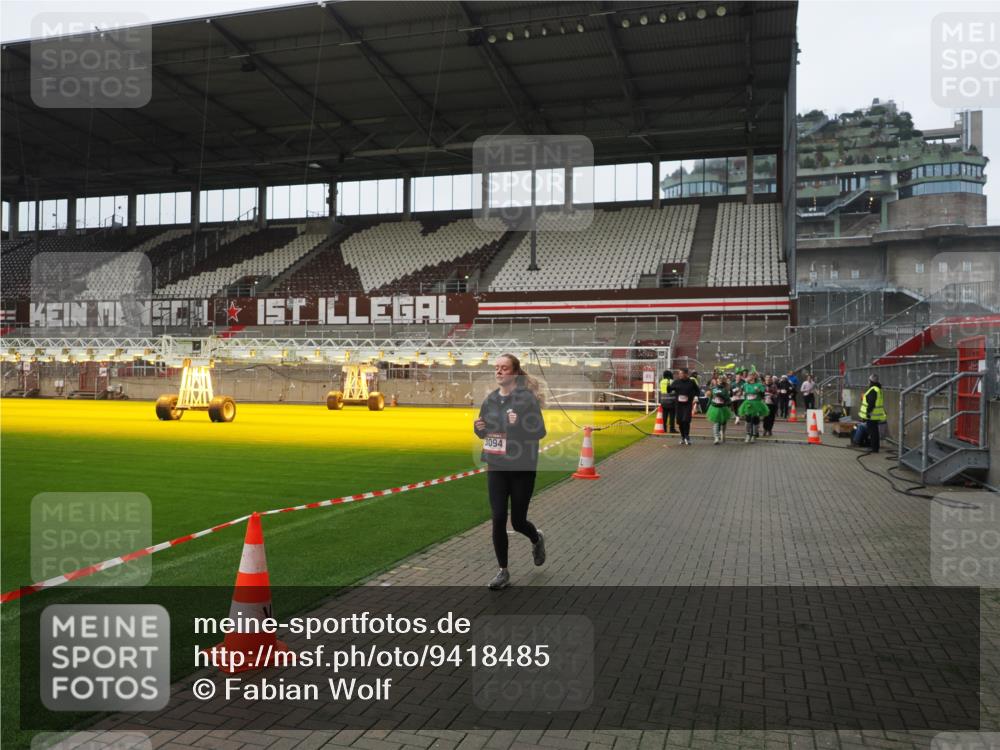 07.12.2025 - St. Pauli X-Mass-Run No. 15 Fabian Wolf http://msf.ph/oto/9418485 07.12.2025 11:26:10 Ziel 674, 678, 1079, 1344, 1356, 1673, 2088, 2145, 2161, 2166, 2198, 2255, 2265, 2786, 2795, 3068, 3070, 3094, 3257, 3258, 3260, 3261, 3607 meine-sportfotos.de