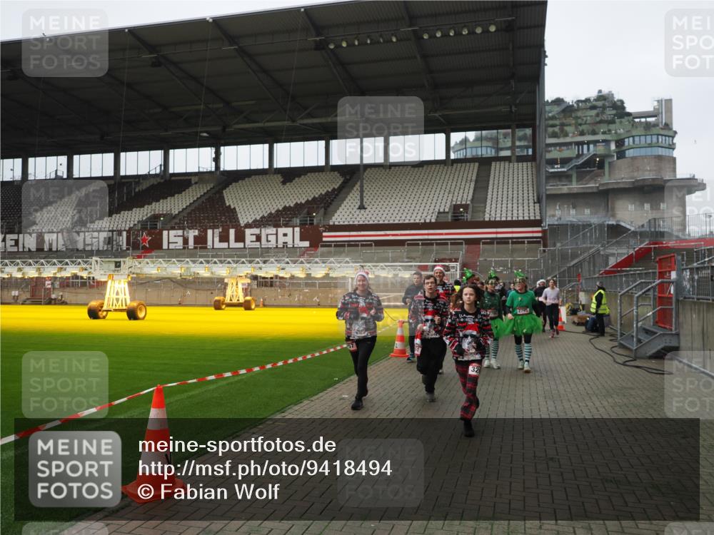 07.12.2025 - St. Pauli X-Mass-Run No. 15 Fabian Wolf http://msf.ph/oto/9418494 07.12.2025 11:26:16 Ziel 610, 624, 674, 1345, 1498, 1501, 1632, 2059, 2063, 2066, 2069, 2074, 2088, 2124, 2145, 2161, 2166, 2198, 2255, 2257, 2260, 2265, 2637, 2786, 2795, 3094, 3217, 3257, 3258, 3260, 3261, 3607 meine-sportfotos.de