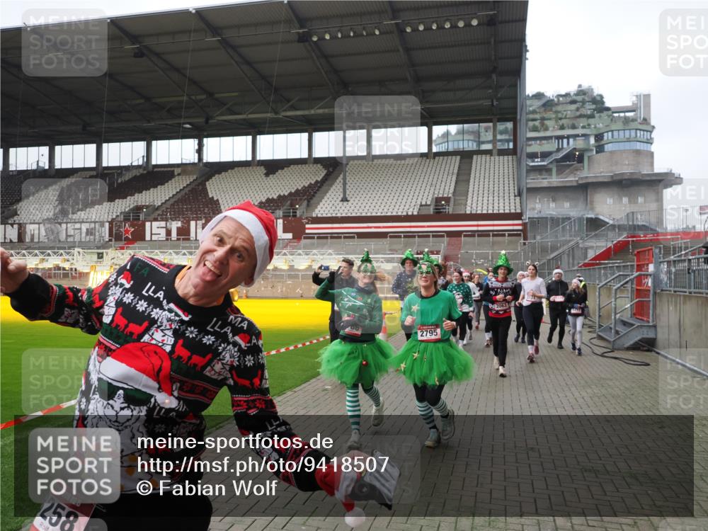 07.12.2025 - St. Pauli X-Mass-Run No. 15 Fabian Wolf http://msf.ph/oto/9418507 07.12.2025 11:26:19 Ziel 610, 624, 1345, 1498, 1501, 1632, 2059, 2063, 2066, 2069, 2074, 2088, 2124, 2257, 2260, 2637, 2786, 2795, 3094, 3217, 3257, 3258, 3260, 3261, 3607 meine-sportfotos.de