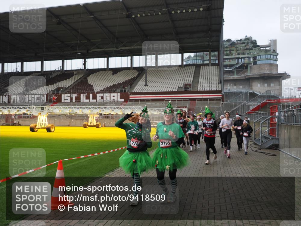 07.12.2025 - St. Pauli X-Mass-Run No. 15 Fabian Wolf http://msf.ph/oto/9418509 07.12.2025 11:26:20 Ziel 610, 624, 1345, 1498, 1501, 1632, 2059, 2063, 2066, 2069, 2074, 2124, 2257, 2260, 2637, 2786, 2795, 3094, 3217, 3257, 3258, 3260, 3261, 3607 meine-sportfotos.de