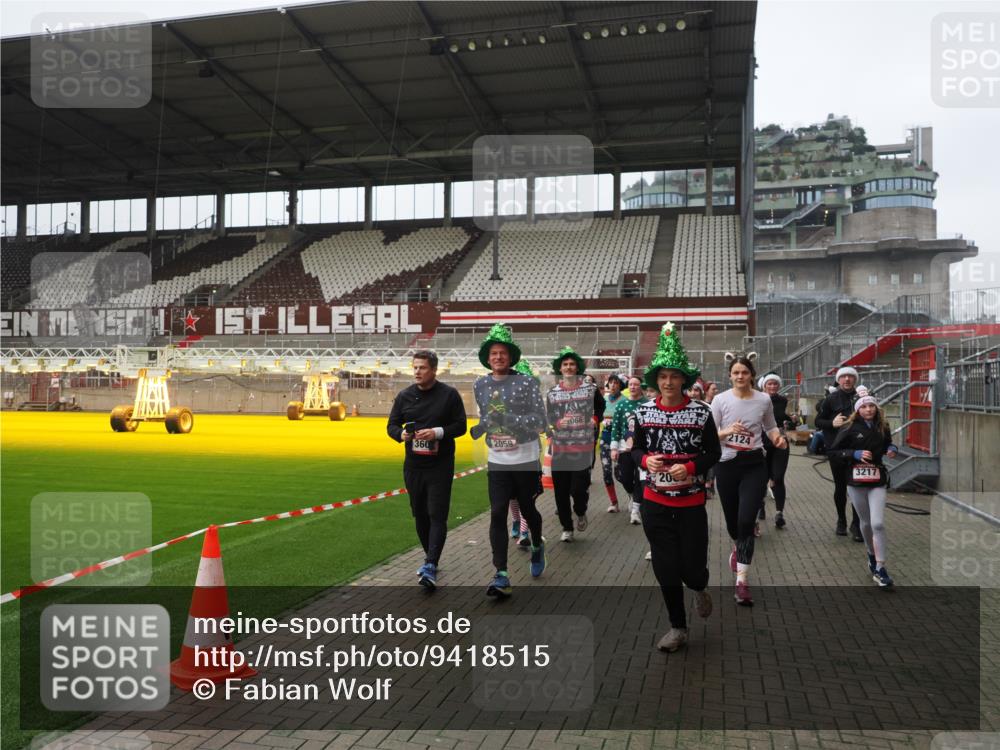 07.12.2025 - St. Pauli X-Mass-Run No. 15 Fabian Wolf http://msf.ph/oto/9418515 07.12.2025 11:26:21 Ziel 610, 624, 1345, 1498, 1501, 1632, 2059, 2063, 2066, 2069, 2074, 2124, 2257, 2260, 2637, 2786, 2795, 3094, 3217, 3257, 3258, 3260, 3261, 3607 meine-sportfotos.de