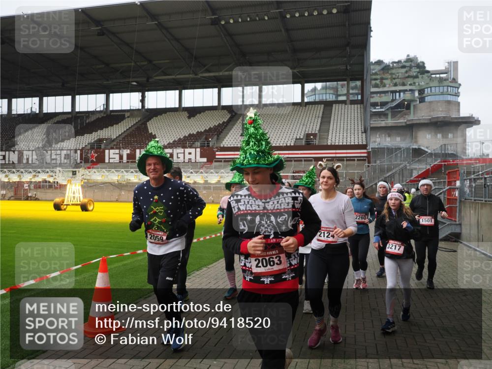 07.12.2025 - St. Pauli X-Mass-Run No. 15 Fabian Wolf http://msf.ph/oto/9418520 07.12.2025 11:26:22 Ziel 610, 624, 1345, 1498, 1501, 1632, 2059, 2063, 2066, 2069, 2074, 2124, 2257, 2260, 2637, 2786, 2795, 3094, 3217, 3257, 3258, 3260, 3261, 3607 meine-sportfotos.de