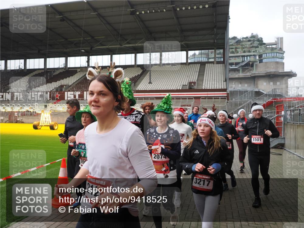 07.12.2025 - St. Pauli X-Mass-Run No. 15 Fabian Wolf http://msf.ph/oto/9418525 07.12.2025 11:26:23 Ziel 610, 624, 1345, 1498, 1501, 1632, 2059, 2063, 2066, 2069, 2074, 2124, 2257, 2260, 2637, 2786, 2795, 3217, 3257, 3258, 3260, 3261, 3607 meine-sportfotos.de