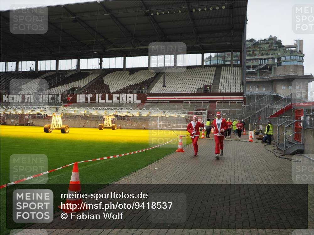 07.12.2025 - St. Pauli X-Mass-Run No. 15 Fabian Wolf http://msf.ph/oto/9418537 07.12.2025 11:26:33 Ziel 610, 624, 1498, 1501, 1632, 2024, 2026, 2069, 2074, 2124, 2257, 2260, 2637, 2748, 2749, 2813, 3217 meine-sportfotos.de