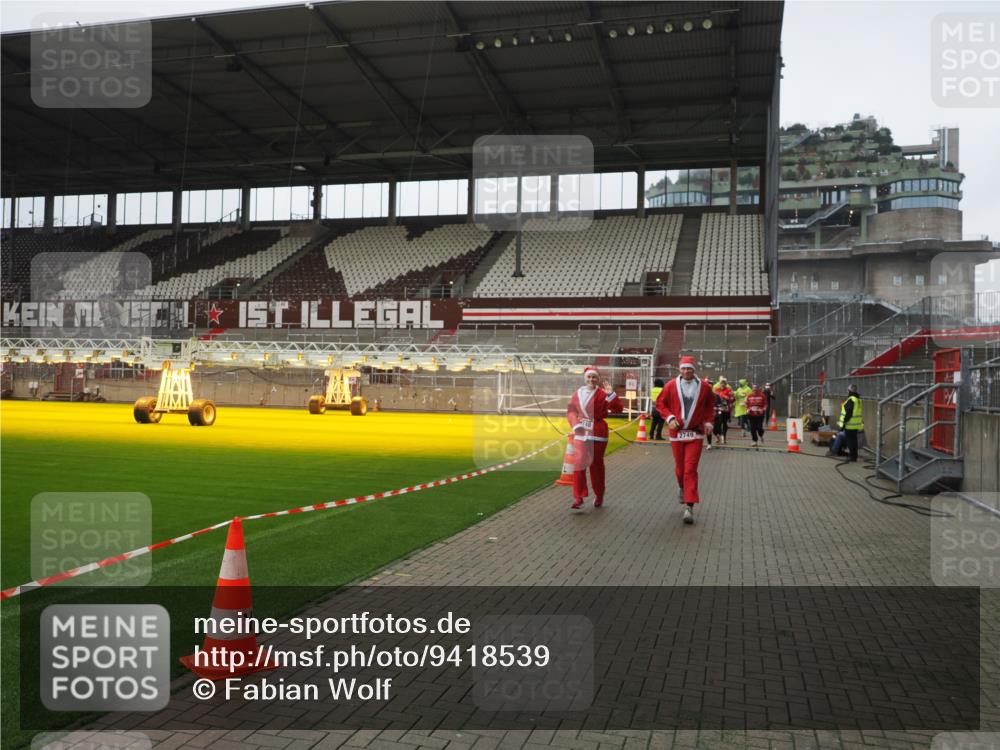 07.12.2025 - St. Pauli X-Mass-Run No. 15 Fabian Wolf http://msf.ph/oto/9418539 07.12.2025 11:26:33 Ziel 610, 624, 1498, 1501, 1632, 2024, 2026, 2069, 2074, 2124, 2257, 2260, 2637, 2748, 2749, 2813, 3217 meine-sportfotos.de