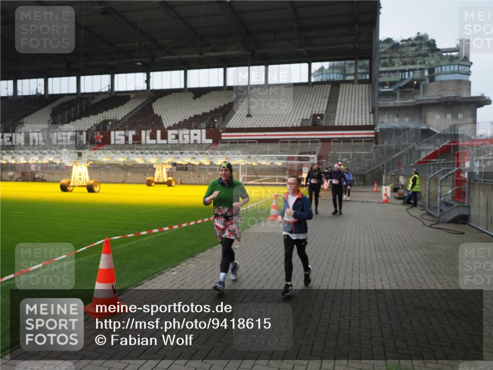 07.12.2025 - St. Pauli X-Mass-Run No. 15 Fabian Wolf http://msf.ph/oto/9418615 07.12.2025 11:27:00 Ziel 1080, 2072, 2175, 2176, 2789, 2790, 2887, 2972, 2979, 3098, 3099 meine-sportfotos.de