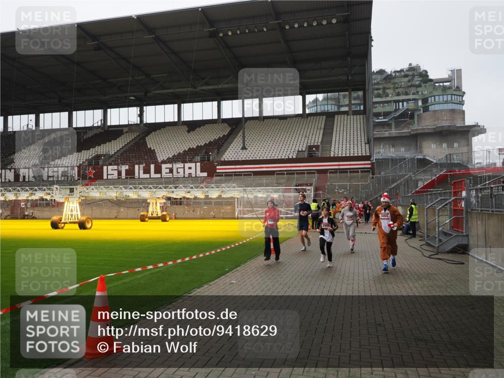 07.12.2025 - St. Pauli X-Mass-Run No. 15 Fabian Wolf http://msf.ph/oto/9418629 07.12.2025 11:27:15 Ziel 2887, 2995, 2999, 3004, 3098, 3099, 4647, 4656 meine-sportfotos.de