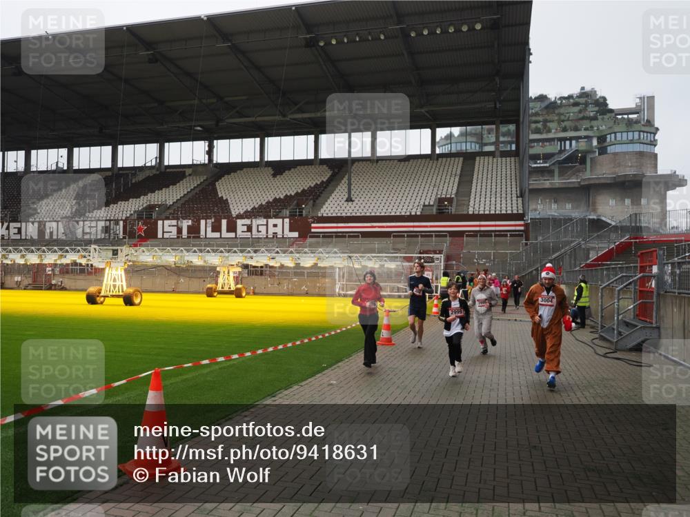07.12.2025 - St. Pauli X-Mass-Run No. 15 Fabian Wolf http://msf.ph/oto/9418631 07.12.2025 11:27:15 Ziel 2887, 2995, 2999, 3004, 3098, 3099, 4647, 4656 meine-sportfotos.de