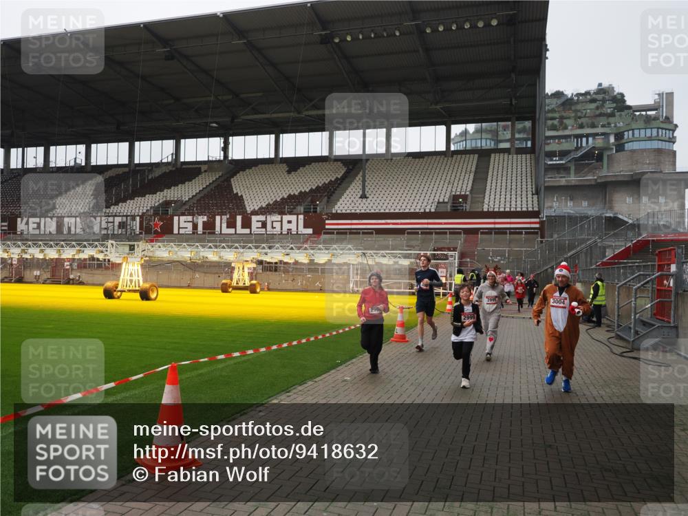 07.12.2025 - St. Pauli X-Mass-Run No. 15 Fabian Wolf http://msf.ph/oto/9418632 07.12.2025 11:27:15 Ziel 2887, 2995, 2999, 3004, 3098, 3099, 4647, 4656 meine-sportfotos.de