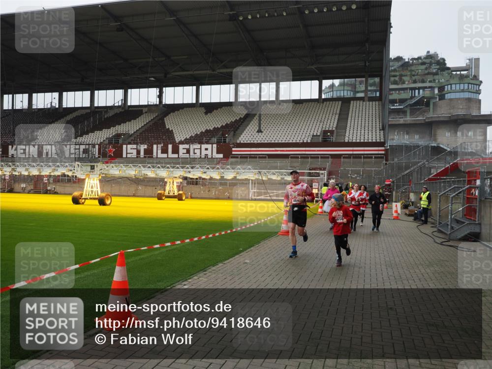 07.12.2025 - St. Pauli X-Mass-Run No. 15 Fabian Wolf http://msf.ph/oto/9418646 07.12.2025 11:27:21 Ziel 35, 36, 1772, 2995, 2999, 3004, 3956, 4647, 4656 meine-sportfotos.de