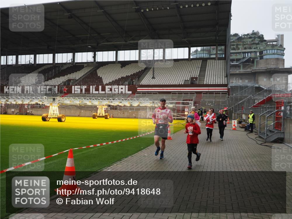 07.12.2025 - St. Pauli X-Mass-Run No. 15 Fabian Wolf http://msf.ph/oto/9418648 07.12.2025 11:27:21 Ziel 35, 36, 1772, 2995, 2999, 3004, 3956, 4647, 4656 meine-sportfotos.de