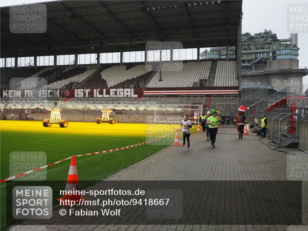 07.12.2025 - St. Pauli X-Mass-Run No. 15 Fabian Wolf http://msf.ph/oto/9418667 07.12.2025 11:27:30 Ziel 35, 36, 534, 1772, 2571, 2572, 2995, 3004, 3315, 3956, 4647, 4656 meine-sportfotos.de