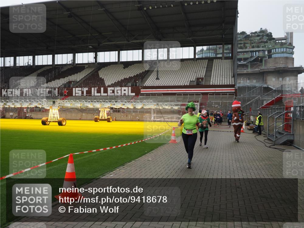 07.12.2025 - St. Pauli X-Mass-Run No. 15 Fabian Wolf http://msf.ph/oto/9418678 07.12.2025 11:27:32 Ziel 35, 36, 534, 776, 1772, 2571, 2572, 2623, 3315, 3956, 4647, 4656 meine-sportfotos.de