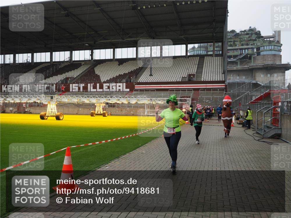 07.12.2025 - St. Pauli X-Mass-Run No. 15 Fabian Wolf http://msf.ph/oto/9418681 07.12.2025 11:27:33 Ziel 35, 36, 534, 776, 790, 1772, 2571, 2572, 2623, 3315, 3956, 4647, 4656 meine-sportfotos.de