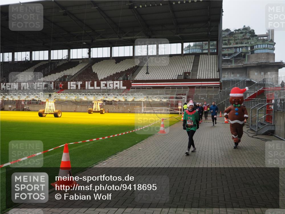 07.12.2025 - St. Pauli X-Mass-Run No. 15 Fabian Wolf http://msf.ph/oto/9418695 07.12.2025 11:27:35 Ziel 35, 36, 407, 534, 776, 790, 1772, 2567, 2571, 2572, 2623, 3315, 3956, 4647, 4656 meine-sportfotos.de