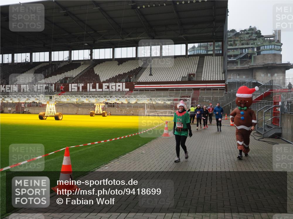 07.12.2025 - St. Pauli X-Mass-Run No. 15 Fabian Wolf http://msf.ph/oto/9418699 07.12.2025 11:27:36 Ziel 35, 36, 407, 534, 776, 790, 1772, 2567, 2571, 2572, 2623, 3315, 3956 meine-sportfotos.de
