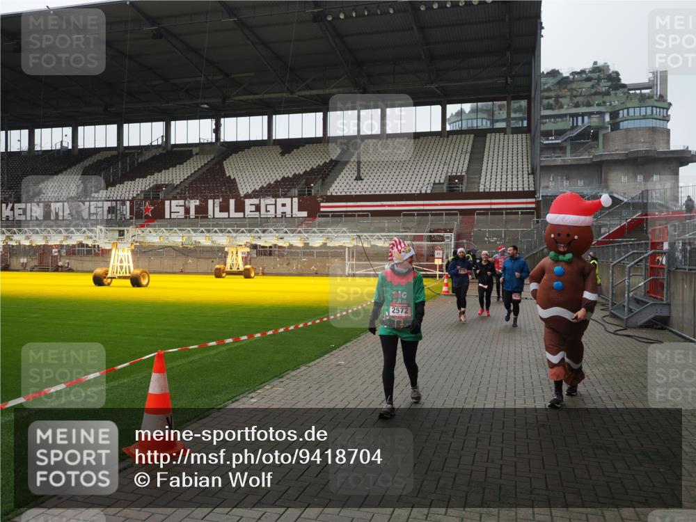 07.12.2025 - St. Pauli X-Mass-Run No. 15 Fabian Wolf http://msf.ph/oto/9418704 07.12.2025 11:27:37 Ziel 35, 36, 407, 534, 776, 790, 2567, 2571, 2572, 2623, 3315 meine-sportfotos.de