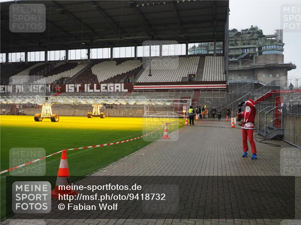07.12.2025 - St. Pauli X-Mass-Run No. 15 Fabian Wolf http://msf.ph/oto/9418732 07.12.2025 11:27:46 Ziel 407, 534, 776, 790, 2567, 2623 meine-sportfotos.de