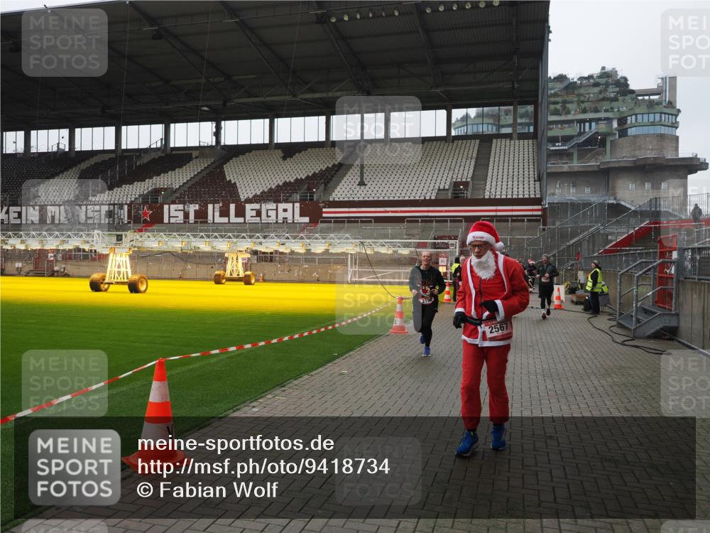 07.12.2025 - St. Pauli X-Mass-Run No. 15 Fabian Wolf http://msf.ph/oto/9418734 07.12.2025 11:27:55 Ziel 1082, 2192, 2196, 2567, 2655, 2930, 2980, 3027 meine-sportfotos.de