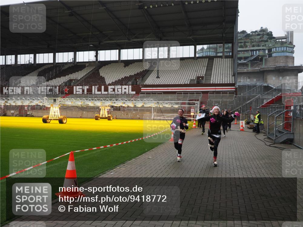 07.12.2025 - St. Pauli X-Mass-Run No. 15 Fabian Wolf http://msf.ph/oto/9418772 07.12.2025 11:28:03 Ziel 1082, 2138, 2139, 2192, 2196, 2655, 2930, 2980, 3027, 3057, 3063, 4644, 4655 meine-sportfotos.de