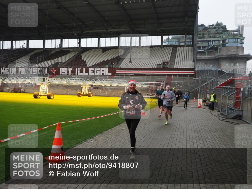 07.12.2025 - St. Pauli X-Mass-Run No. 15 Fabian Wolf http://msf.ph/oto/9418807 07.12.2025 11:28:12 Ziel 1082, 2138, 2139, 2162, 2163, 2655, 2980, 3057, 3063, 3074, 3599, 4644, 4653, 4655 meine-sportfotos.de