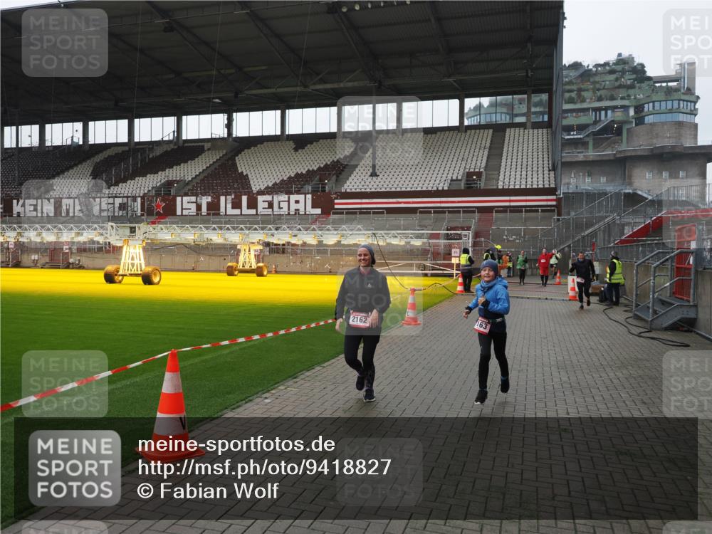 07.12.2025 - St. Pauli X-Mass-Run No. 15 Fabian Wolf http://msf.ph/oto/9418827 07.12.2025 11:28:19 Ziel 2162, 2163, 2164, 3057, 3063, 3074, 3599, 3670, 4644, 4653, 4655 meine-sportfotos.de