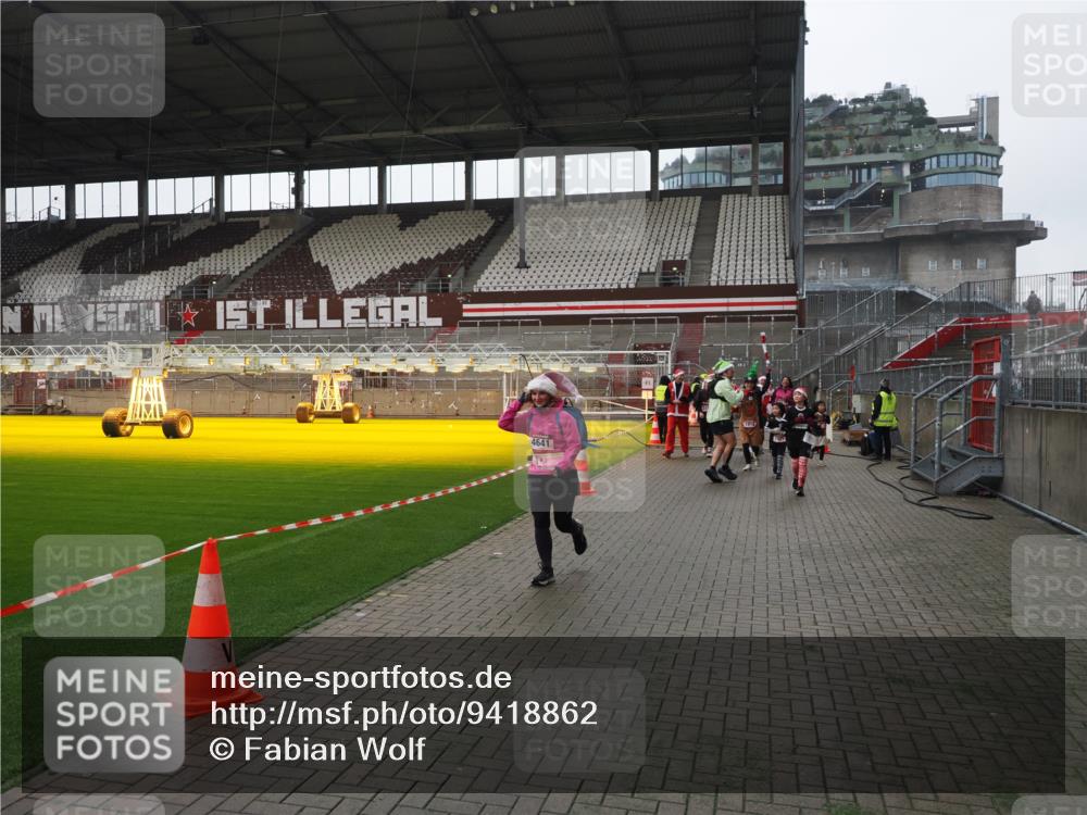 07.12.2025 - St. Pauli X-Mass-Run No. 15 Fabian Wolf http://msf.ph/oto/9418862 07.12.2025 11:28:32 Ziel 1897, 1917, 1919, 1920, 1921, 2162, 2164, 2426, 2427, 2431, 2495, 2774, 2808, 2845, 3670, 4641, 4832 meine-sportfotos.de