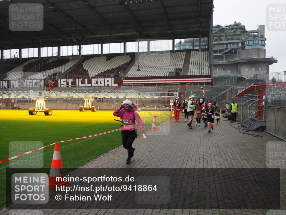 07.12.2025 - St. Pauli X-Mass-Run No. 15 Fabian Wolf http://msf.ph/oto/9418864 07.12.2025 11:28:33 Ziel 1897, 1917, 1919, 1920, 1921, 2164, 2426, 2427, 2431, 2495, 2774, 2808, 2845, 3670, 4641, 4832 meine-sportfotos.de