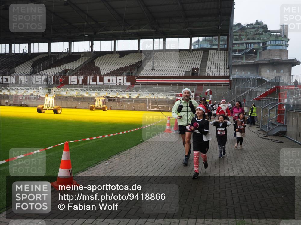 07.12.2025 - St. Pauli X-Mass-Run No. 15 Fabian Wolf http://msf.ph/oto/9418866 07.12.2025 11:28:36 Ziel 1897, 1917, 1919, 1920, 1921, 2426, 2427, 2431, 2495, 2774, 2808, 2845, 4641, 4832 meine-sportfotos.de