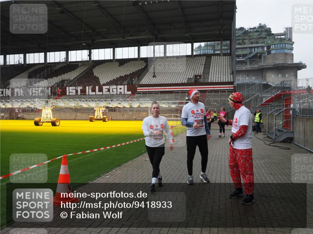 07.12.2025 - St. Pauli X-Mass-Run No. 15 Fabian Wolf http://msf.ph/oto/9418933 07.12.2025 11:28:54 Ziel 2038, 2189, 2190, 2383, 2707, 2709, 3234, 4818, 4837, 4838 meine-sportfotos.de