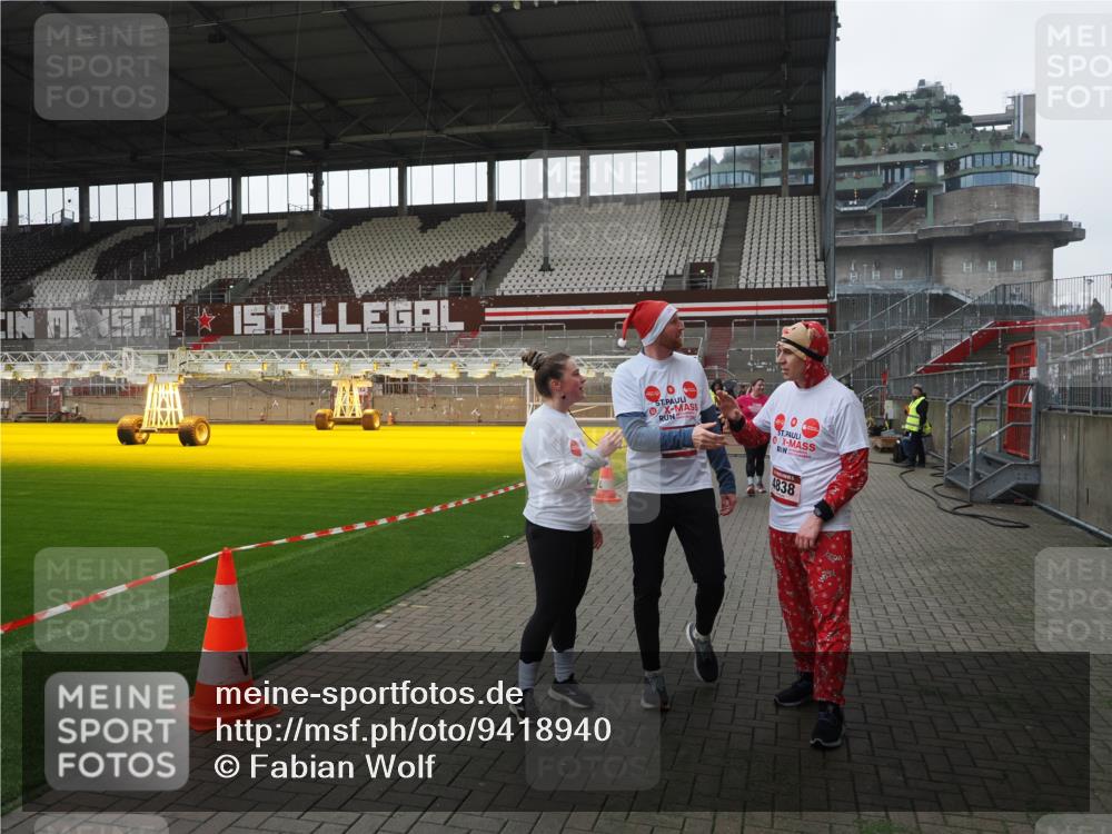07.12.2025 - St. Pauli X-Mass-Run No. 15 Fabian Wolf http://msf.ph/oto/9418940 07.12.2025 11:28:56 Ziel 2038, 2189, 2190, 2383, 2707, 2709, 3234, 4818, 4837, 4838 meine-sportfotos.de