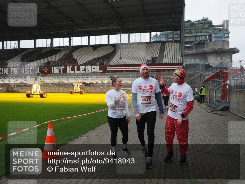 07.12.2025 - St. Pauli X-Mass-Run No. 15 Fabian Wolf http://msf.ph/oto/9418943 07.12.2025 11:28:56 Ziel 2038, 2189, 2190, 2383, 2707, 2709, 3234, 4818, 4837, 4838 meine-sportfotos.de