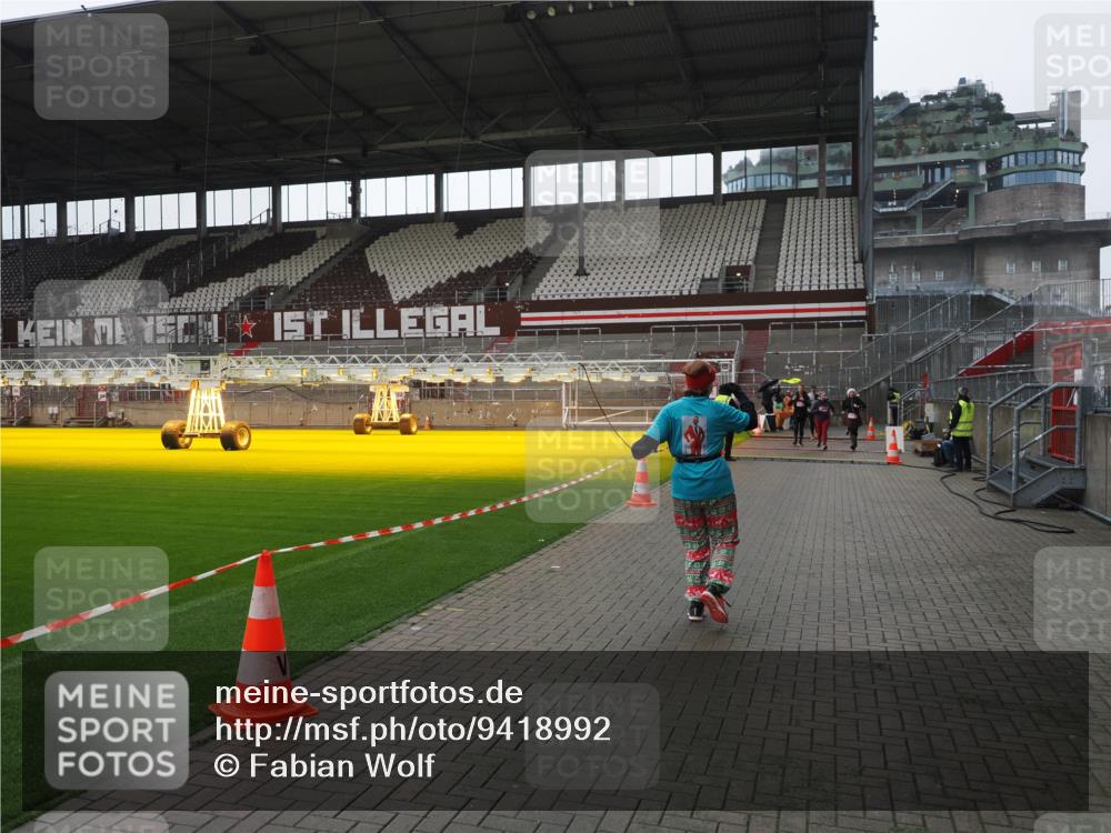 07.12.2025 - St. Pauli X-Mass-Run No. 15 Fabian Wolf http://msf.ph/oto/9418992 07.12.2025 11:29:19 Ziel 861, 2213, 2285, 2500, 2522, 2676, 3235, 3236, 4392, 4432, 4452 meine-sportfotos.de